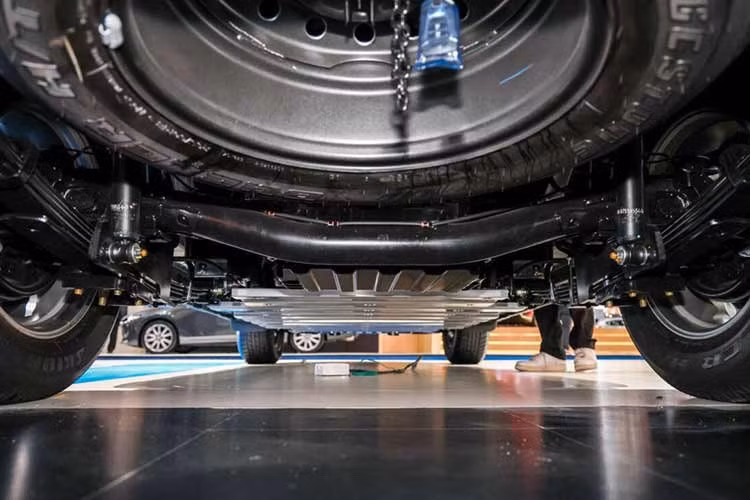 Sức mạnh cho phép xe tăng tốc từ 0-100 km/h trong thời gian 10,1 giây và đạt tốc độ tối đa khoảng 129 km/h. Quan trọng hơn, Isuzu D-Max EV có tải trọng hơn 1.000 kg và sức kéo 3,5 tấn, ngang với các mẫu xe bán tải cỡ trung dùng động cơ diesel. Bên cạnh đó, xe còn sử dụng pin lithium-ion 66,9 kWh, cho phạm vi hoạt động khá khiêm tốn, chỉ 263 km theo chuẩn WLTP.