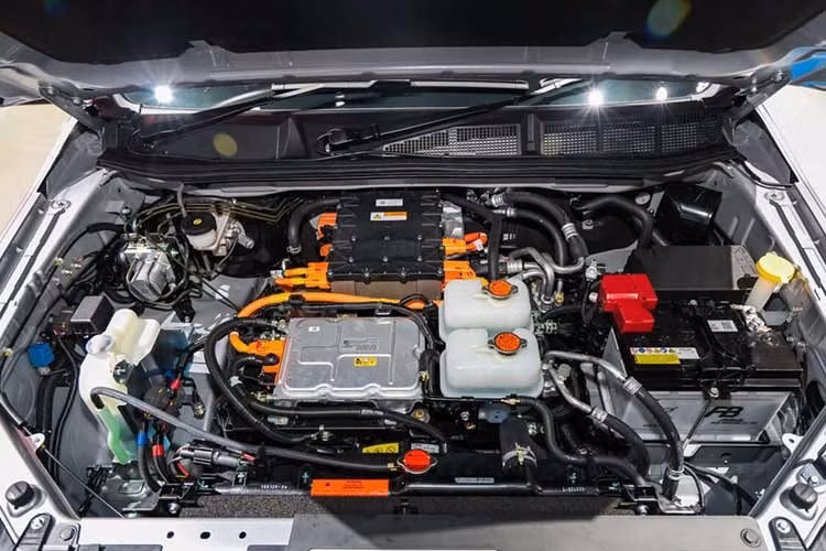 "Trái tim" của Isuzu D-Max EV là 2 mô-tơ điện, cho tổng công suất 188 mã lực và mô-men xoắn 325 Nm. So với Isuzu D-Max máy dầu, xe mạnh hơn 27 mã lực nhưng mô-men xoắn cực đại lại giảm 35 Nm. Hệ dẫn động 4 bánh toàn thời gian được giữ lại, cùng chế độ “Rough Terrain Mode” hỗ trợ vận hành trên địa hình gồ ghề.