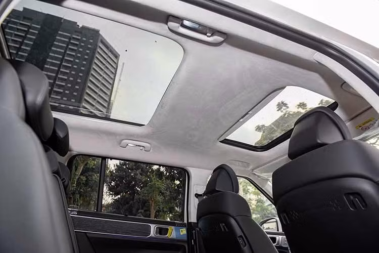 Việc một mẫu xe gần như mới phải chịu mức khấu hao lớn ngay khi “ra biển” phản ánh rõ thực tế thị trường ôtô tại Việt Nam. Giá niêm yết chỉ là một phần, trong khi chi phí lăn bánh mới là con số người mua thực sự phải bỏ ra. Khi bán lại, phần lớn các chi phí này gần như không được tính vào giá trị xe, khiến người bán chịu thiệt đáng kể.