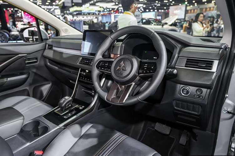 Điểm nhấn đáng chú ý nằm ở hệ thống an toàn với việc được cung cấp các tính năng hỗ trợ lái nâng cao như cảnh báo điểm mù, hỗ trợ chuyển làn, cảnh báo lệch làn và cảnh báo phương tiện cắt ngang phía sau.