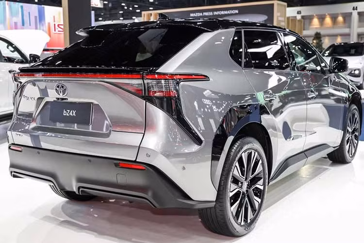 Toyota bZ4X 2026 được phát triển trên nền tảng e-TNGA dành riêng cho ô tô điện. Xe có kích thước dài x rộng x cao lần lượt là 4.690 x 1.860 x 1.650 mm, trục cơ sở 2.850 mm. Xe sở hữu cụm đèn pha LED sắc sảo hơn và các khe gió cản trước mạnh mẽ hơn. Bộ mâm hợp kim mới với kích thước 20 inch mang đến cho mẫu SUV điện vẻ ngoài tinh tế và cao cấp hơn.