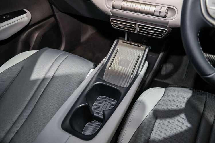 Nội thất tông màu đen-xám là trang bị tiêu chuẩn cho toàn bộ dòng xe này. Trong khi đó, các tùy chọn màu ngoại thất gồm trắng Shell White, đen Quantum Black, xanh cốm Pop Green và xanh dương Velocity Blue. Tuy nhiên, phiên bản Dynamic chỉ có hai màu trắng Shell White và đen Quantum Black.