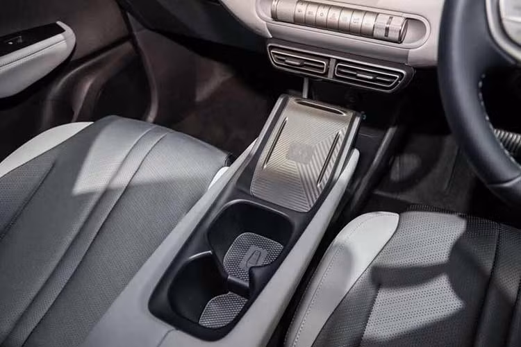 Nội thất tông màu đen-xám là trang bị tiêu chuẩn cho toàn bộ dòng xe này. Trong khi đó, các tùy chọn màu ngoại thất gồm trắng Shell White, đen Quantum Black, xanh cốm Pop Green và xanh dương Velocity Blue. Tuy nhiên, phiên bản Dynamic chỉ có hai màu trắng Shell White và đen Quantum Black.