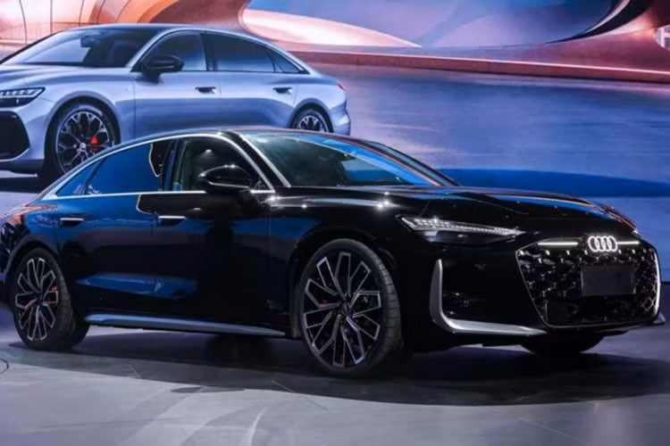 Audi A6L 2026 được sản xuất bởi liên doanh FAW-Audi, phiên bản kéo dài trục cơ sở này không chỉ sở hữu mức giá cạnh tranh hơn so với thế hệ tiền nhiệm mà còn mang trên mình hàng loạt nâng cấp đáng giá về công nghệ và khả năng vận hành.