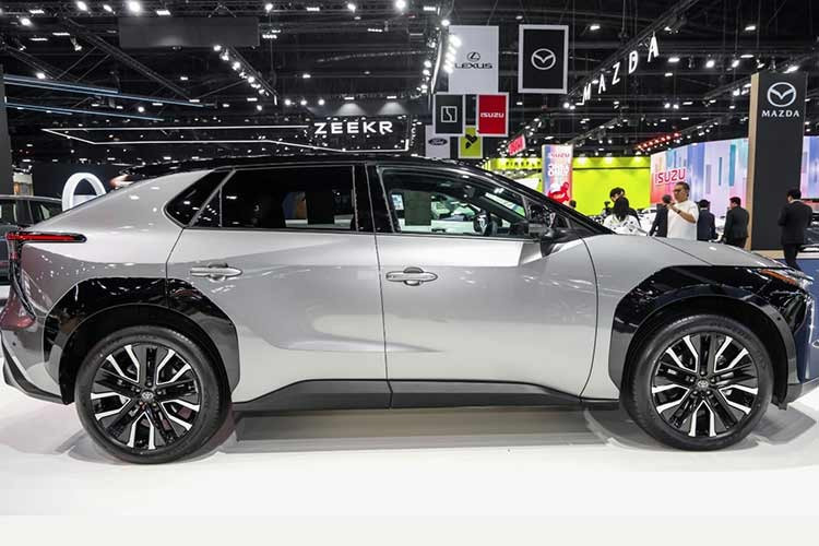 Toyota đặt mục tiêu tiêu thụ 6.000 chiếc bZ4X trong 12 tháng đầu tiên tại thị trường Thái Lan. Những khách hàng đã đặt trước sẽ được giảm giá 20.000 baht (khoảng 16,2 triệu đồng) và hưởng lãi suất ưu đãi 0,99%. Xe áp dụng chế độ bảo hành 5 năm hoặc 150.000 km cho toàn bộ xe, trong khi bộ pin cao áp được bảo hành 8 năm hoặc 160.000 km, thể hiện cam kết về độ bền của dòng xe điện.