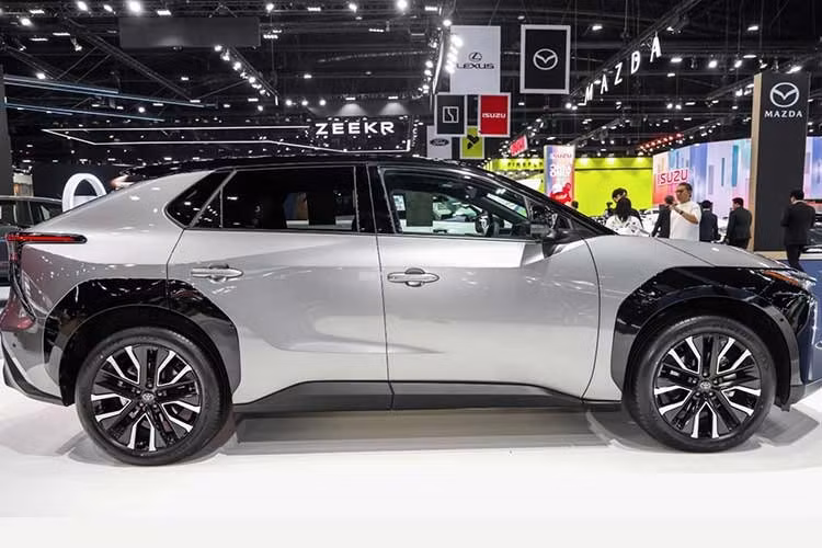 Toyota đặt mục tiêu tiêu thụ 6.000 chiếc bZ4X trong 12 tháng đầu tiên tại thị trường Thái Lan. Những khách hàng đã đặt trước sẽ được giảm giá 20.000 baht (khoảng 16,2 triệu đồng) và hưởng lãi suất ưu đãi 0,99%. Xe áp dụng chế độ bảo hành 5 năm hoặc 150.000 km cho toàn bộ xe, trong khi bộ pin cao áp được bảo hành 8 năm hoặc 160.000 km, thể hiện cam kết về độ bền của dòng xe điện.