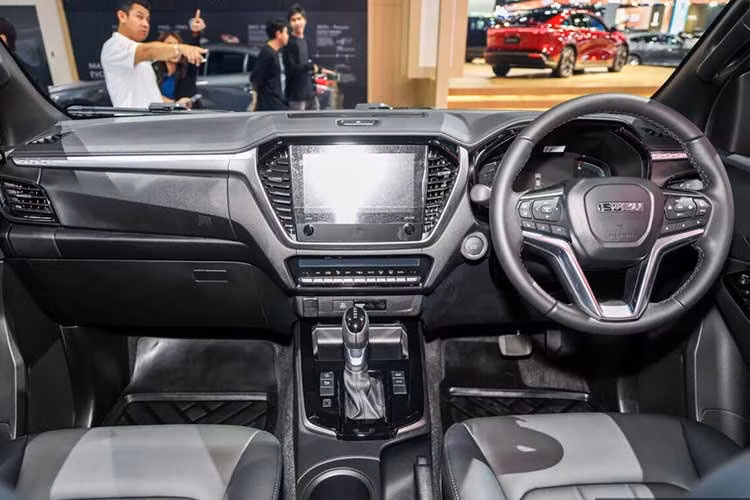 Kích thước của Isuzu D-Max EV cũng tương đồng với bản máy dầu. Xe sở hữu kích thước dài x rộng x cao lần lượt 5.280 x 1.870 x 1.790 mm và chiều dài cơ sở 3.125 mm. Thêm vào đó là khoảng sáng gầm 260 mm và trọng lượng 2.335 kg.