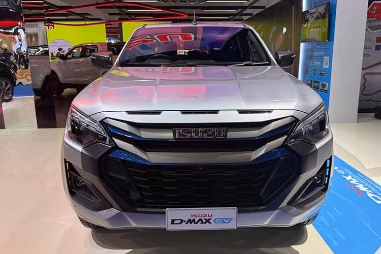 Cuối cùng là những trang bị an toàn như 6 túi khí, 4 cảm biến trước, 4 cảm biến sau, tự động khóa cửa khi chìa khóa ra khỏi vùng cảm biến, cảnh báo điểm mù trên gương chiếu hậu và cảnh báo phương tiện cắt ngang khi lùi - đặc biệt là những tính năng an toàn chủ động ADAS. Hiện chưa rõ sau Thái Lan, Isuzu D-Max EV có được bán ở những thị trường Đông Nam Á trong đó có Việt Nam hay không.