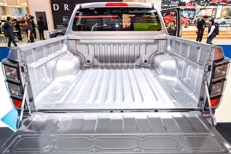 Trang bị ngoại thất của Isuzu D-Max EV gồm có đèn pha LED projector, đèn chờ dẫn đường, đèn sương mù LED, đèn hậu LED, gương chiếu hậu chỉnh điện/gập điện và kính chắn gió ngăn tia hồng ngoại.