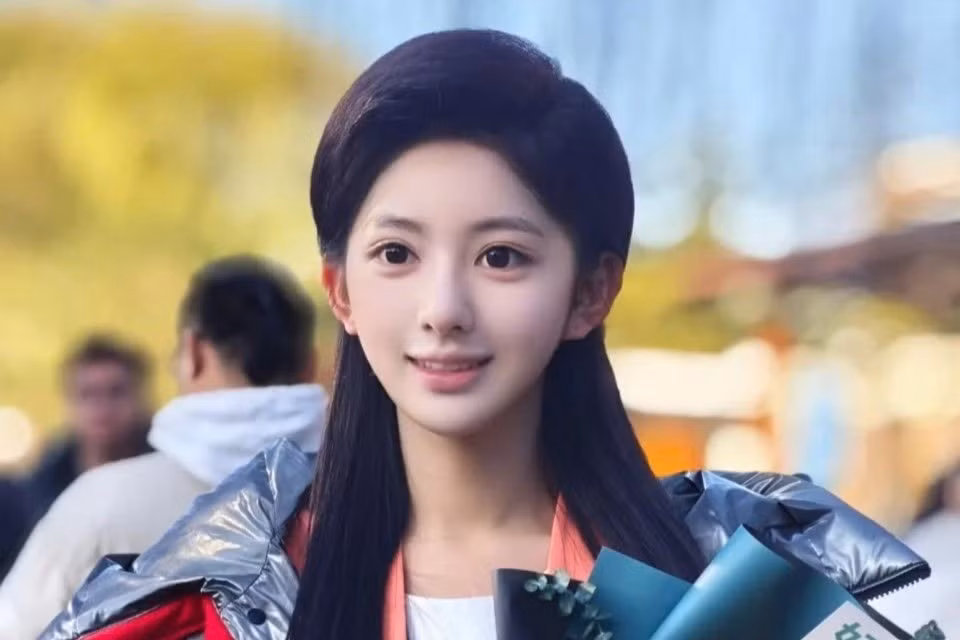 Hồ Hinh Di có chiều cao 1,72 m và nặng 45 kg. Cô có thể chơi piano, violin, sáo và múa Trung Hoa. Sau khi chiến thắng cuộc thi Phát thanh truyền hình, cô hy vọng có thể trở thành người dẫn chương trình thời sự trong tương lai. Cô nói rằng không muốn gia nhập làng giải trí mà chỉ muốn tập trung vào truyền thông.