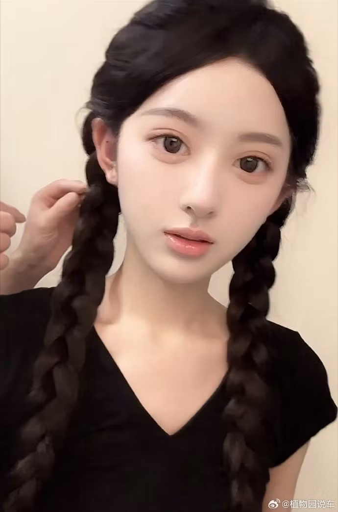 Đặc biệt, khi những bức ảnh ngày bé của Hồ Hinh Di được tung ra càng khiến dân mạng bất ngờ bởi ngoại hình của cô nàng gần như giống hệt và vô cùng xinh đẹp với đôi mắt to tròn, chiếc mũi cao thanh tú cùng làn da trắng từ khi còn nhỏ.