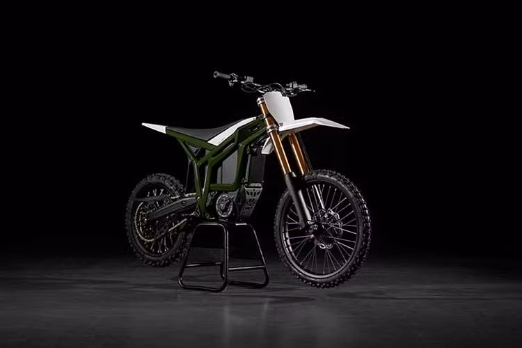 Giá đề xuất của xe Talaria Komodo Komodo 2026 là 5.699 USD - khoảng 150 triệu đồng, cạnh tranh so với các mẫu xe 450cc bốn thì truyền thống, nhưng nhẹ hơn, mạnh hơn và thân thiện với môi trường.