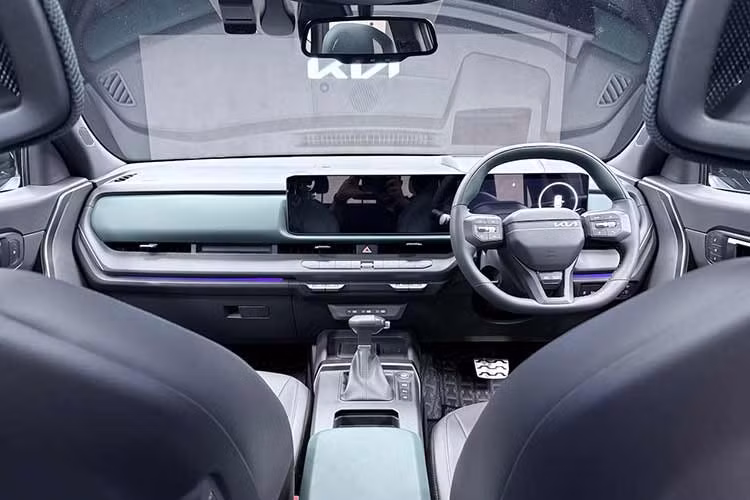 Khoang nội thất cũng được làm mới theo phong cách các mẫu xe điện của Kia. Xe sở hữu cụm màn hình liền mạch kích thước lớn cho bảng đồng hồ và giải trí, đi kèm không gian rộng rãi và chất lượng hoàn thiện được nâng cấp. Hệ thống giải trí hỗ trợ cập nhật qua mạng (OTA) và tích hợp trợ lý AI.