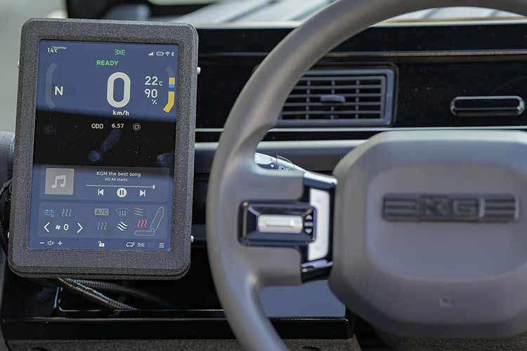 Xe chỉ có một ghế ngồi, với vô-lăng đáy phẳng, điều hòa nhiệt độ, màn hình thông tin giải trí cảm ứng 8 inch. Ngoài ra, mẫu ôtô điện mini này còn hỗ trợ cập nhật phần mềm qua mạng (OTA), giúp xe liên tục được cải thiện tính năng trong quá trình sử dụng.