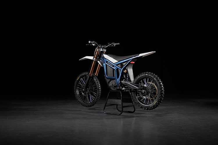 Komodo còn được trang bị bốn chế độ lái: Eco, Street, Hyper và Reverse, cùng hệ thống phanh tái tạo năng lượng, khung hợp kim rèn bền bỉ. Xe còn hỗ trợ thay pin nhanh, giúp kéo dài thời gian hoạt động cho những chuyến đi dài hoặc tập luyện off-road liên tục.