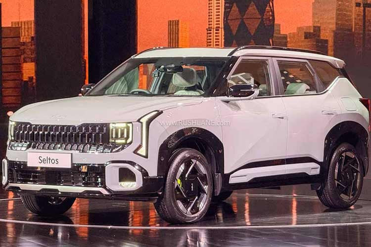 Kia Seltos 2026 có giá khởi điểm từ 1,099 triệu rupee và cao nhất 1,999 triệu rupee (tương đương khoảng 320–580 triệu đồng) tại thị trường Ấn Độ. Mức giá được đánh giá là khá cạnh tranh nếu xét đến những thay đổi toàn diện ở thế hệ mới.
