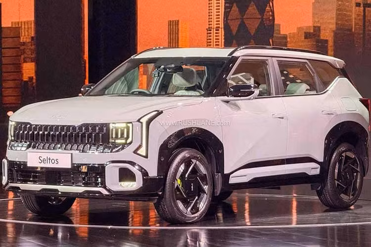 Kia Seltos 2026 có giá khởi điểm từ 1,099 triệu rupee và cao nhất 1,999 triệu rupee (tương đương khoảng 320–580 triệu đồng) tại thị trường Ấn Độ. Mức giá được đánh giá là khá cạnh tranh nếu xét đến những thay đổi toàn diện ở thế hệ mới.