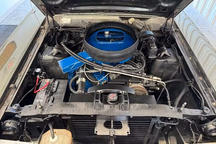 Tuy nhiên, nó đã không bán được. Và giờ đây, nó lại được rao bán trên eBay với giá 68.000 đô la như đã đề cập. Chiếc Cobra Jet Sports Roof mã R này đã chạy được 58.539 dặm, được trang bị điều hòa không khí nguyên bản từ nhà máy, một tùy chọn rất đắt tiền vào năm 1969, với giá 380 đô la.