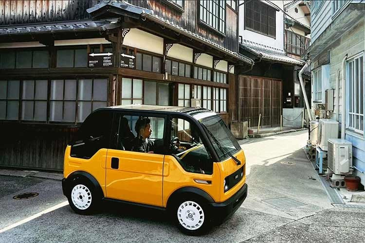 Với giá bán khoảng 7.000 USD (tương đương 180 triệu đồng), Mibot được định vị là phương tiện thay thế xe máy nhưng mang lại sự an toàn, kín gió và tiện nghi của một chiếc ôtô điện.