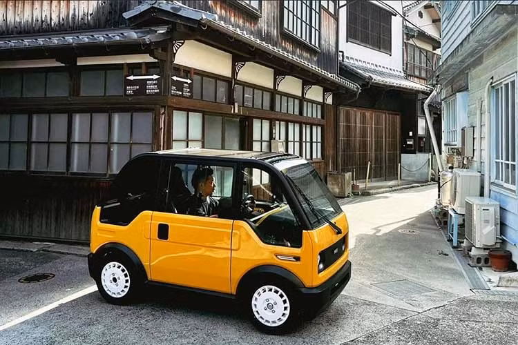 Với giá bán khoảng 7.000 USD (tương đương 180 triệu đồng), Mibot được định vị là phương tiện thay thế xe máy nhưng mang lại sự an toàn, kín gió và tiện nghi của một chiếc ôtô điện.