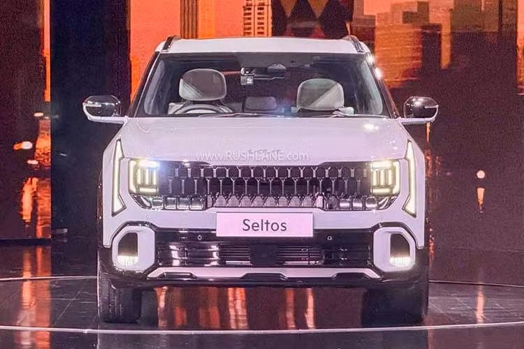 Seltos thế hệ mới có chiều dài 4.430mm, rộng 1.830mm và trục cơ sở 2.690mm, lớn hơn rõ rệt so với bản đang bán tại Việt Nam và đã tiệm cận nhóm CUV cỡ B+, cạnh tranh trực tiếp với Toyota Corolla Cross. Xe áp dụng ngôn ngữ “Opposites United” với diện mạo vuông vức, đậm chất SUV hơn thế hệ trước.
