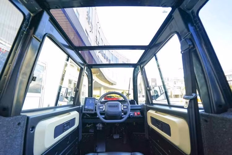 Mibot được thiết kế một chỗ ngồi, nhưng không gian vẫn được tối ưu để chở thêm đồ đạc. Nhà sản xuất cho biết khoang phía sau đủ sức chứa hai thùng dầu hỏa 18 lít - một chi tiết rất thực tế đối với thói quen sinh hoạt của người dùng Nhật Bản.