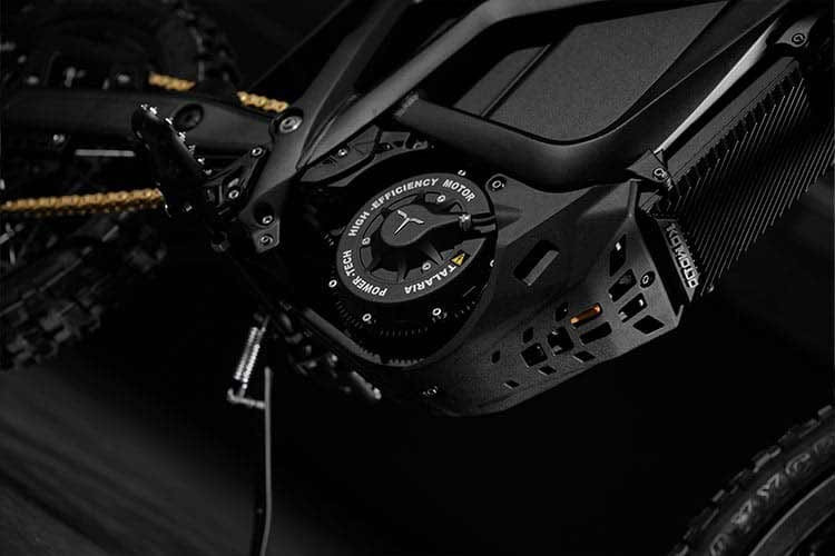 Mẫu xe máy cào cào điện địa hình này có thể đạt tốc độ tối đa tới 104 km/h, đây đều là những con số ấn tượng, đáp ứng được nhu cầu của những tay chơi offroad chuyên nghiệp.