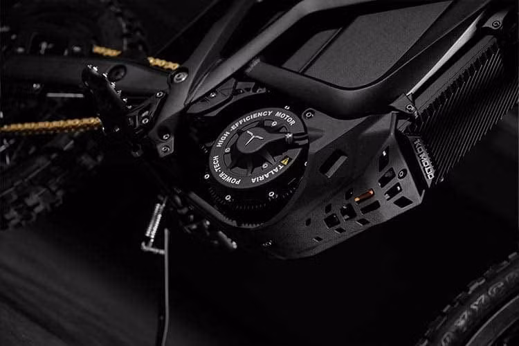 Mẫu xe máy cào cào điện địa hình này có thể đạt tốc độ tối đa tới 104 km/h, đây đều là những con số ấn tượng, đáp ứng được nhu cầu của những tay chơi offroad chuyên nghiệp.