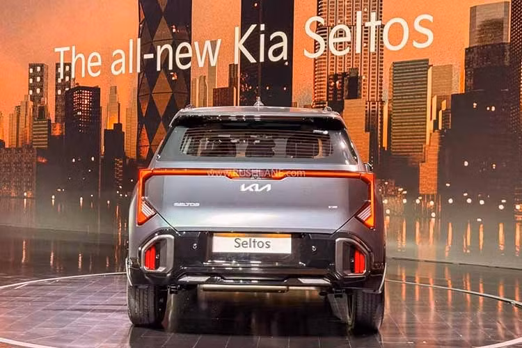 Phần đầu xe nổi bật với cụm đèn LED mới và dải đèn định vị ban ngày Star Map, trong khi thân xe được nhấn mạnh bằng các mảng ốp nhựa cỡ lớn, tạo cảm giác khỏe khoắn và hiện đại. Đuôi xe được làm mới đáng kể với cụm đèn hậu LED mới và cửa hậu được tinh chỉnh lại.