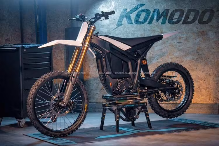 Được định hướng là một mẫu xe điện địa hình chuyên dụng dành cho những tay lái tìm kiếm hiệu năng cao và trải nghiệm off-road “cực chất”, Talaria Komodo 2026 sở hữu bề ngoài đặc trưng của một chiếc cào cào chuyên dùng. Xe sở hữu tổng thể tinh giản với động cơ điện đặt giữa tạo sự cân bằng ấn tượng khi di chuyển.