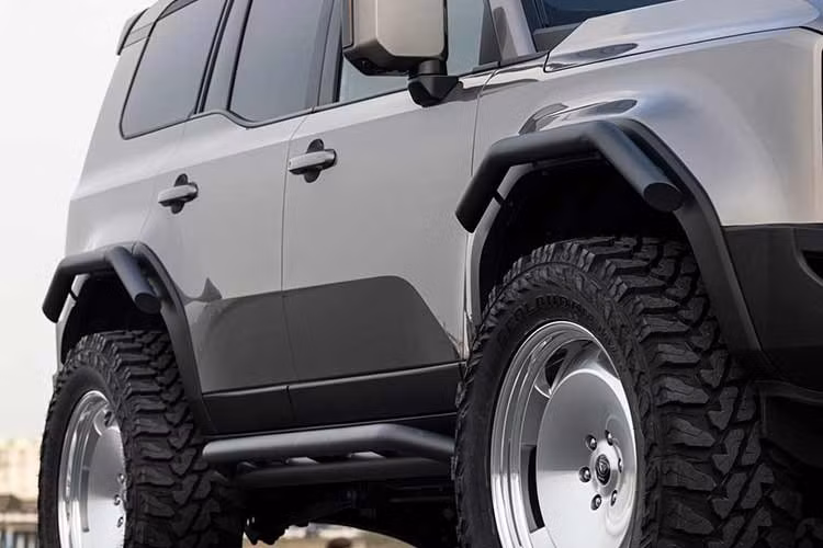 Để có thể chịu đựng được hầu hết mọi thứ mà thiên nhiên hoang dã có thể mang đến, Land Cruiser giờ đây có chiều cao gầm cao hơn tiêu chuẩn 7 inch (178 mm), nhờ hệ thống treo có thể điều chỉnh độ cao và bộ đệm JAOS rất ấn tượng phải không.