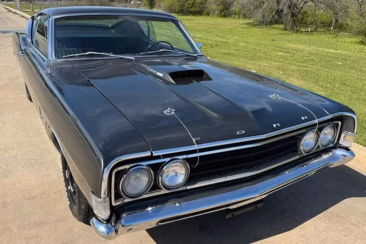 Mỗi chiếc Cobra đều được trang bị tiêu chuẩn động cơ 428 Cobra Jet với công suất 335 mã lực và mô-men xoắn 440 lb-ft (597 Nm) – mặc dù con số thực tế có thể gần hơn 400 mã lực. Khách hàng có thể lựa chọn hộp số sàn bốn cấp Top-Loader hoặc hộp số tự động C6, cả hai đều dẫn động cầu sau, và có sẵn tỷ số truyền 3.91 hoặc 4.30 cho các cuộc đua drag.