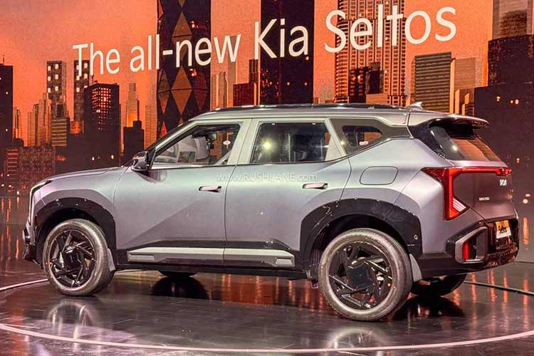 Về ngoại hình, điểm nâng cấp quan trọng nhất của Kia Seltos 2026 là việc chuyển sang nền tảng khung gầm toàn cầu K3. Nhờ đó, xe được gia tăng kích thước và cải thiện độ cứng thân xe, khả năng cách âm cũng như độ ổn định khi vận hành.