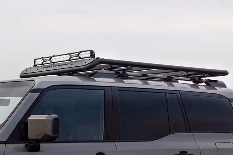 Bộ mâm hợp kim Kuhl Verz DDR03 22 inch, kết hợp với lốp địa hình Yokohama Geolandar M/T G003 37 inch cỡ lớn, cũng góp phần làm tăng vẻ bề thế của xe, nâng tổng khoảng sáng gầm của Land Cruiser 250 lên tới 15,7 inch (399 mm).