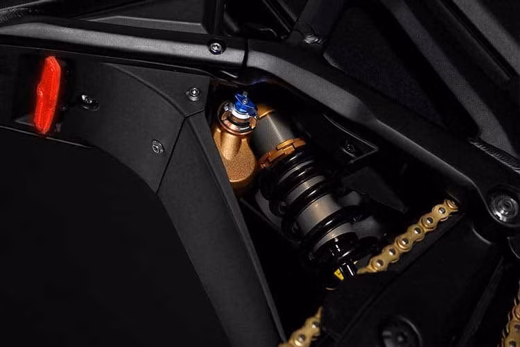 Theo thông tin từ nhà sản xuất, Komodo được trang bị động cơ điện đặt giữa cung cấp công suất cực đại 32 kW, gần gấp đôi so với các mẫu xe điện địa hình phổ biến hiện nay. Công suất này tương đương một chiếc xe máy 450cc bốn thì, đi kèm mô-men xoắn cao giúp xe dễ dàng vượt qua các địa hình phức tạp.