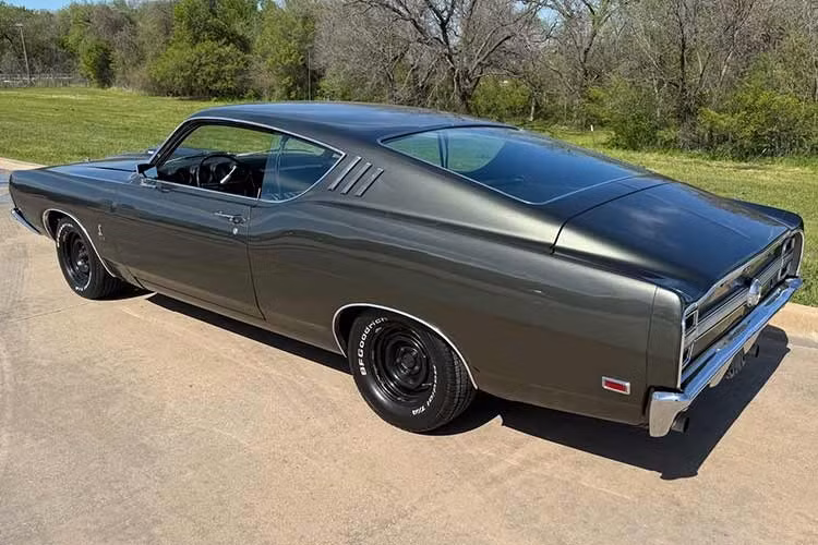Con số này gần gấp ba lần so với chiếc 428 Cobra Jet, có giá 133 đô la! Ghế kiểu thể thao và hệ thống lái trợ lực cũng là những tùy chọn bổ sung tốn kém (lần lượt là 120 đô la và 100 đô la). Theo quảng cáo trên eBay, chiếc xe này đã trải qua phần lớn thời gian ở Texas cho đến khi được đưa đến New York vào năm 2024.
