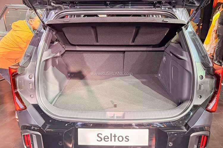 Ngoài bản tiêu chuẩn, Seltos mới có thêm hai phiên bản: GT-Line thiên về thể thao, dùng chi tiết sơn cùng màu thân xe và X-Line thiên về off-road, sử dụng lớp hoàn thiện màu xám gunmetal đậm. Ngoài ra, xe còn bổ sung ba màu sơn mới: Iceberg Green, Gravity Gray và Matte Magma Red.