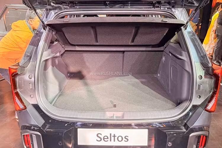 Ngoài bản tiêu chuẩn, Seltos mới có thêm hai phiên bản: GT-Line thiên về thể thao, dùng chi tiết sơn cùng màu thân xe và X-Line thiên về off-road, sử dụng lớp hoàn thiện màu xám gunmetal đậm. Ngoài ra, xe còn bổ sung ba màu sơn mới: Iceberg Green, Gravity Gray và Matte Magma Red.