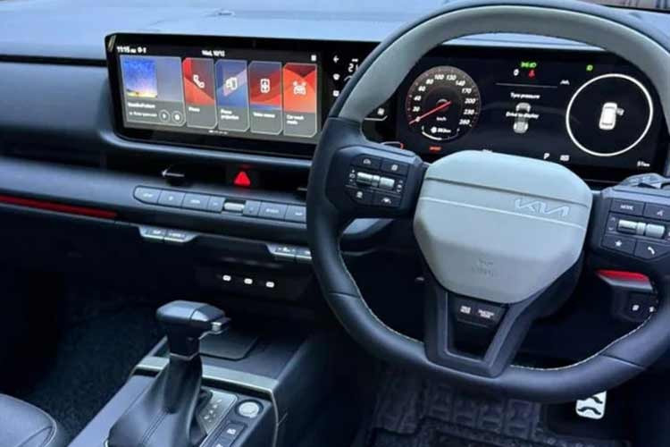 Các trang bị cao cấp gồm: cửa sổ trời toàn cảnh, màn hình hiển thị trên kính lái (HUD), dàn âm thanh cao cấp Harman Kardon hoặc Bose, đèn viền nội thất 64 màu và hệ thống hỗ trợ lái xe nâng cao (ADAS) thế hệ mới.