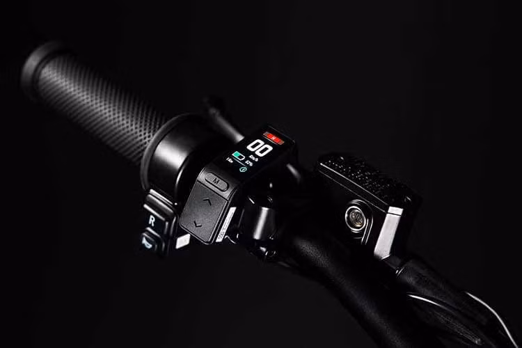 Nhà sản xuất cũng đưa tới cho mẫu xe cào cào điện Talaria Komodo Komodo 2026 bộ giảm xóc với hành trình tới 254 mm nhờ đó đảm bảo khả năng kiểm soát tốt khi di chuyển trên đa dạng địa hình.