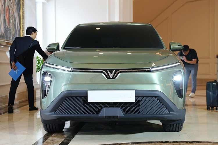 Nếu phiên bản Family thực sự ra mắt với những trang bị như tin đồn, người dùng có thể kỳ vọng một mức giá cao hơn đáng kể nhưng hoàn toàn xứng đáng cho những trải nghiệm cao cấp mà nó mang lại. Chúng ta hãy cùng chờ đợi những thông báo chính thức từ VinFast trong thời gian tới để xem liệu mẫu MPV này có trở thành "bom tấn" mới trong phân khúc xe gia đình hay không.