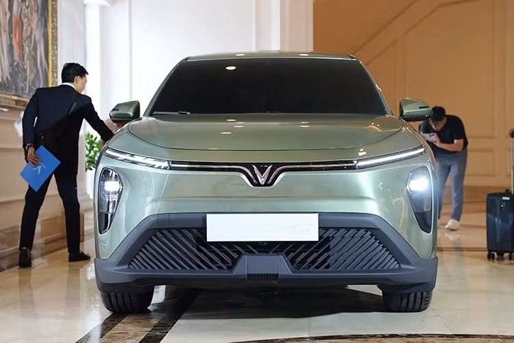 Nếu phiên bản Family thực sự ra mắt với những trang bị như tin đồn, người dùng có thể kỳ vọng một mức giá cao hơn đáng kể nhưng hoàn toàn xứng đáng cho những trải nghiệm cao cấp mà nó mang lại. Chúng ta hãy cùng chờ đợi những thông báo chính thức từ VinFast trong thời gian tới để xem liệu mẫu MPV này có trở thành "bom tấn" mới trong phân khúc xe gia đình hay không.