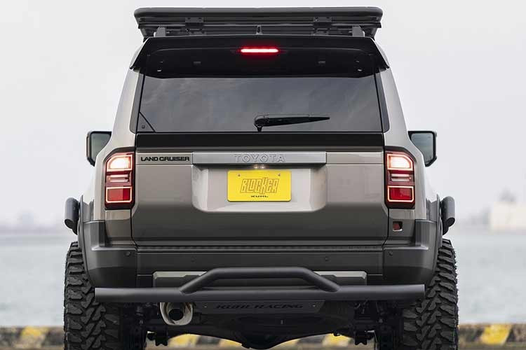 Những thông số kỹ thuật đưa nó lên một đẳng cấp riêng, vượt trội hơn hẳn so với Mercedes-AMG G 63 4x4² vốn đã rất ấn tượng , với chiều cao 13,8 inch (351 mm) so với mặt đất, cùng hệ thống trục cầu dẫn động và ba bộ vi sai khóa.