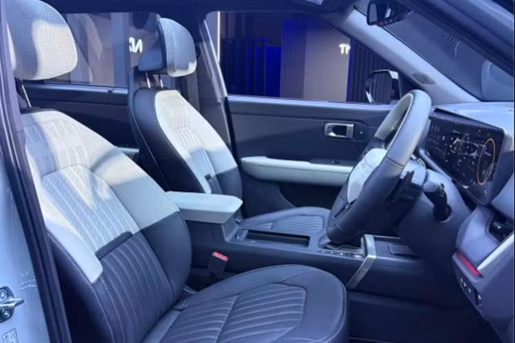 Dưới nắp ca-pô, Seltos 2026 vẫn cung cấp 3 tùy chọn động cơ gồm máy xăng 1.5L hút khí tự nhiên, máy dầu 1.5L và đặc biệt là khối động cơ xăng 1.5L Turbo mạnh mẽ nhất phân khúc. Các tùy chọn hộp số cũng rất đa dạng từ số sàn 6 cấp, số sàn không chân côn iMT đến hộp số tự động ly hợp kép 7 cấp DCT.