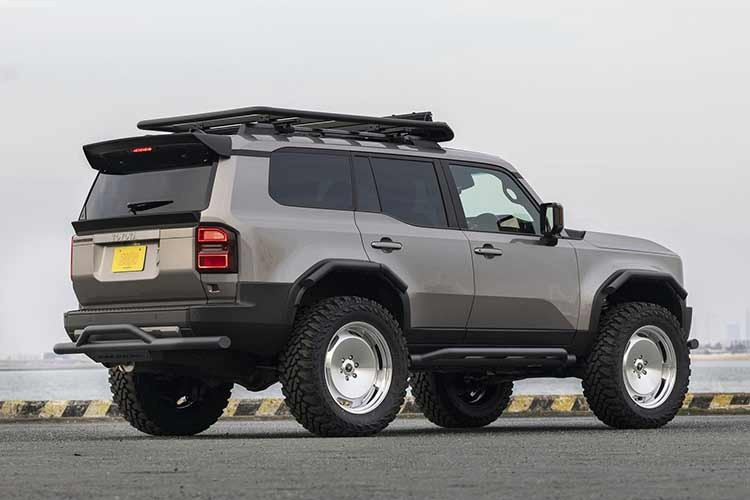 Chiếc xe địa hình giờ đây được khoác lên mình lớp giáp thép, tích hợp các tấm bảo vệ cản trước và sau, bậc lên xuống hai bên và các tấm chắn bùn bằng ống thép đặc, có đường kính 2,8 inch (71,1 mm).