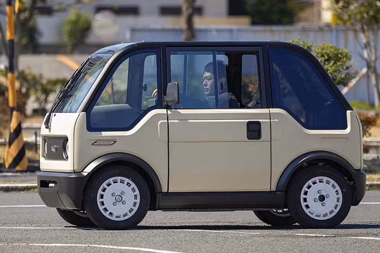 Trong thời gian chờ dây chuyền vận hành quy mô lớn, KG Motors sẽ tiếp tục giao số lượng giới hạn cho các khách hàng đặt trước. Điểm gây chú ý nhất chính là kích thước “siêu tí hon” của mẫu ôtô điện này. Mibot dài chỉ 2.490 mm, gần tương đương một chiếc xe điện sân golf nhưng được quảng bá có khả năng vận hành thực tế hơn nhiều.