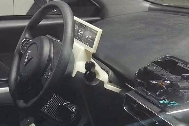 Ngoài ra, gương chiếu hậu cũng trở nên hiện đại hơn với tính năng chỉnh điện, gập điện và tích hợp đèn báo rẽ, xóa bỏ vẻ đơn điệu của phiên bản chạy dịch vụ trước đó. Về kích thước tổng thể, xe vẫn giữ nguyên sự gọn gàng nhưng đầm chắc với khối lượng khoảng 1.875 kg.