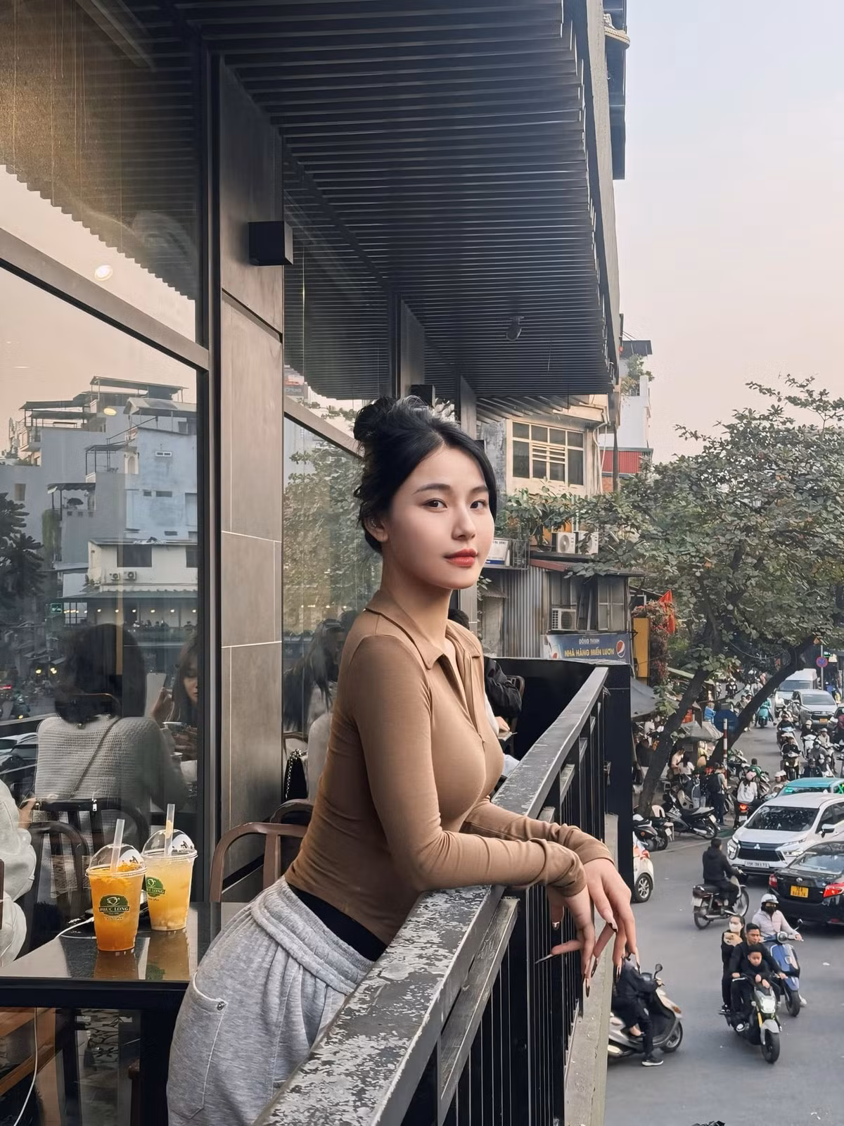 Điều khiến Nguyễn Lê Hồng Minh nổi bật giữa “rừng TikToker” không chỉ nằm ở gương mặt sáng, thân hình gợi cảm mà còn là phong thái chuyên nghiệp và lối trình bày duyên dáng.