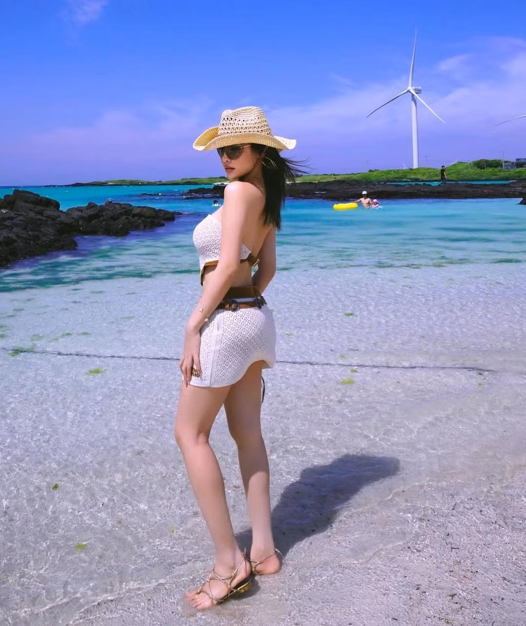 Tuy nhiên, hình ảnh của Huyền Baby chưa bao giờ “hạ nhiệt” khi luôn gắn liền với cuộc sống xa hoa trong căn biệt thự trăm tỷ, hàng hiệu và những chuyến du lịch sang chảnh.