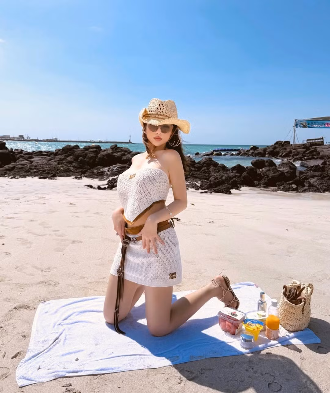 Huyền Baby tên thật là Đặng Ngọc Huyền, sinh ngày 22/10/1989 tại Hà Nội. Cô là một trong những hot girl đời đầu nổi tiếng nhất Việt Nam, được đông đảo khán giả biết đến sau cuộc thi Miss Teen 2008.